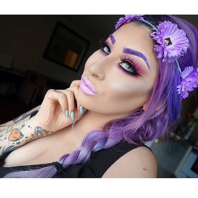 L'ultima Tendenza Femminile? Le Sopracciglia Glitterate, Eccole in 30 Foto!