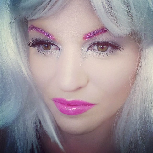 L'ultima Tendenza Femminile? Le Sopracciglia Glitterate, Eccole in 30 Foto!