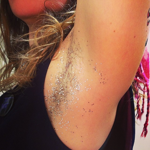 L'Ultimo (Agghiacciante) Trend: le Ascelle Glitterate, eccole in 16 Foto!