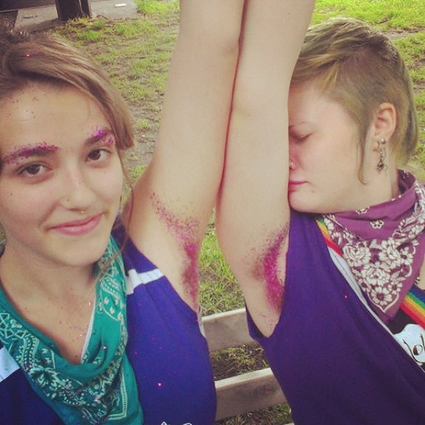 L'Ultimo (Agghiacciante) Trend: le Ascelle Glitterate, eccole in 16 Foto!