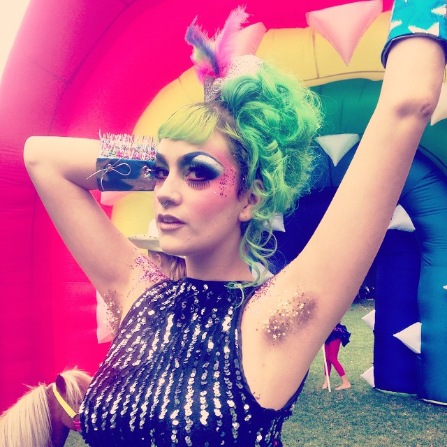 L'Ultimo (Agghiacciante) Trend: le Ascelle Glitterate, eccole in 16 Foto!