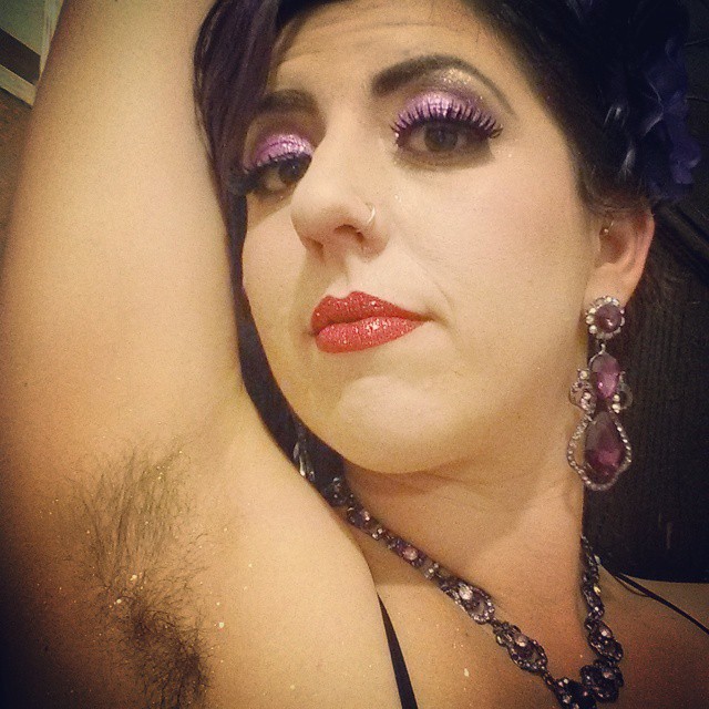 L'Ultimo (Agghiacciante) Trend: le Ascelle Glitterate, eccole in 16 Foto!