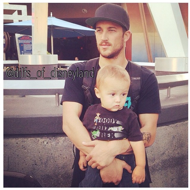 26 Dilf che Rappresentano un Ottimo Motivo per Andare a Disneyland!