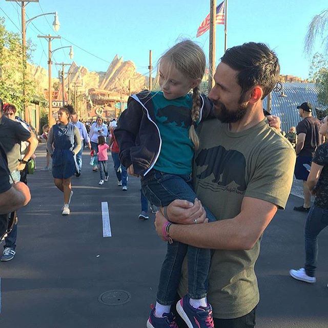 26 Dilf che Rappresentano un Ottimo Motivo per Andare a Disneyland!