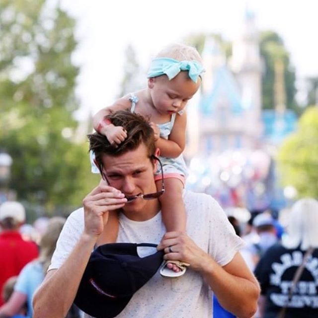 26 Dilf che Rappresentano un Ottimo Motivo per Andare a Disneyland!