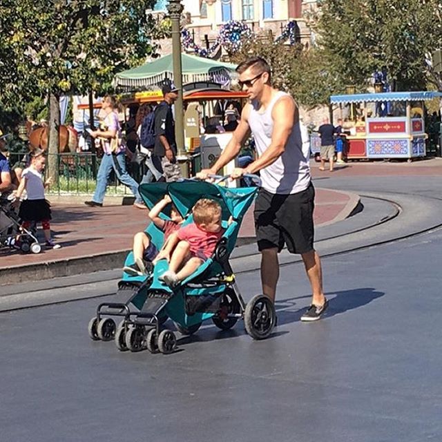 26 Dilf che Rappresentano un Ottimo Motivo per Andare a Disneyland!