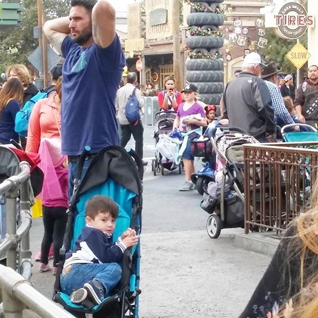 26 Dilf che Rappresentano un Ottimo Motivo per Andare a Disneyland!