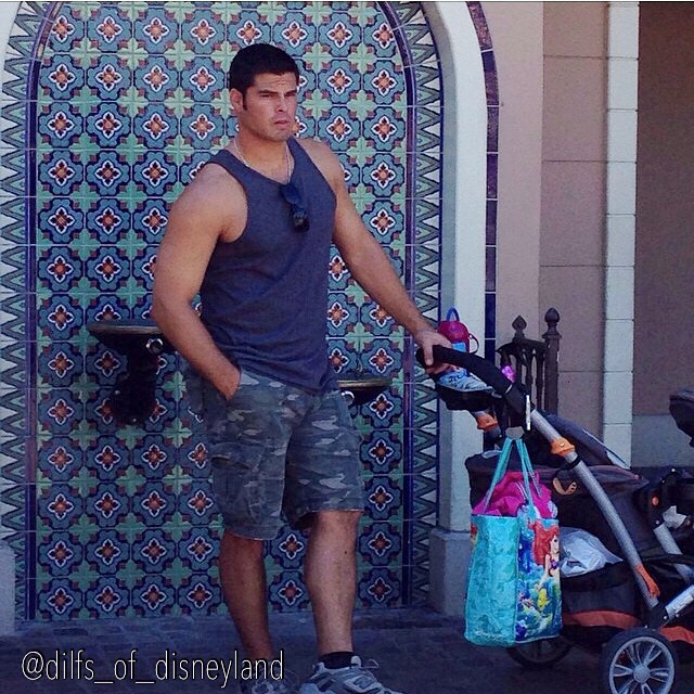 26 Dilf che Rappresentano un Ottimo Motivo per Andare a Disneyland!