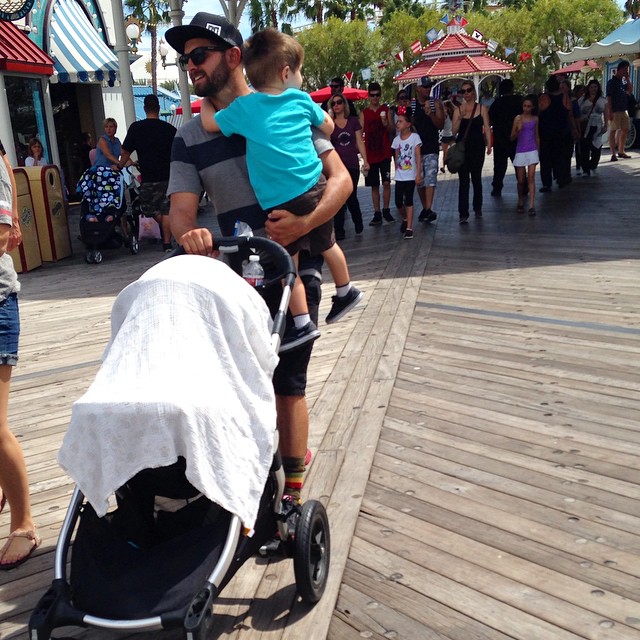 26 Dilf che Rappresentano un Ottimo Motivo per Andare a Disneyland!