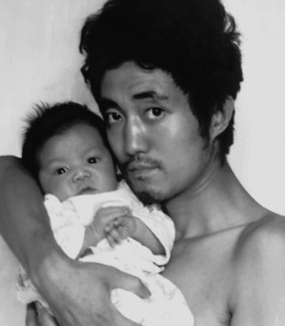 Padre e Figlio Ripetono la Stessa Foto per Quasi 30 Anni: Ecco il Risultato! Padre e Figlio Ripetono la Stessa Foto per Quasi 30 Anni: Ecco il Risultato!