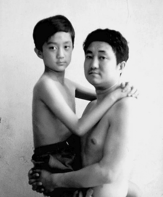 Padre e Figlio Ripetono la Stessa Foto per Quasi 30 Anni: Ecco il Risultato!