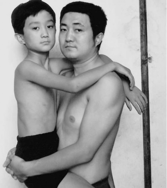 Padre e Figlio Ripetono la Stessa Foto per Quasi 30 Anni: Ecco il Risultato!