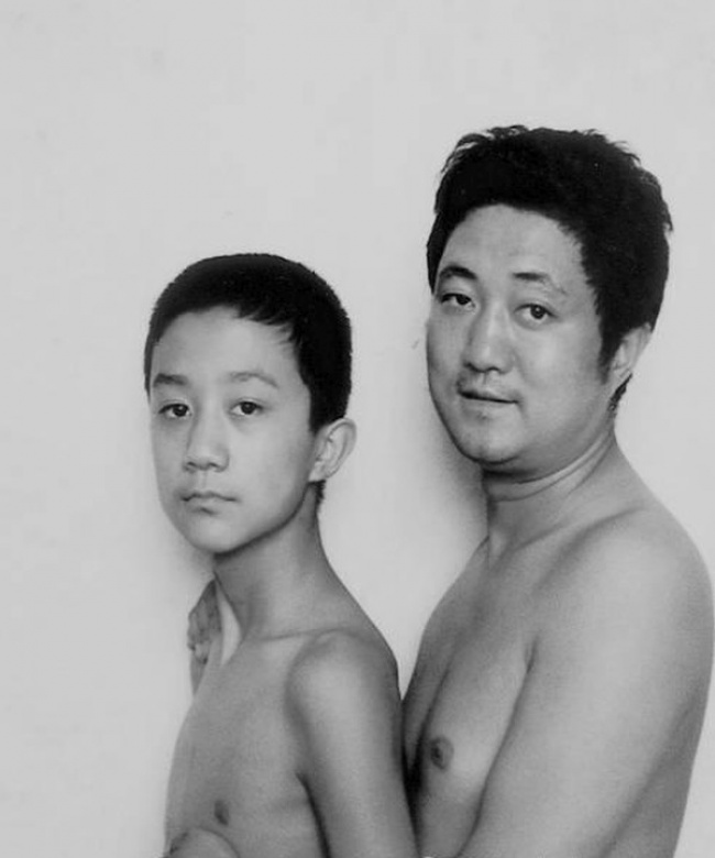 Padre e Figlio Ripetono la Stessa Foto per Quasi 30 Anni: Ecco il Risultato!