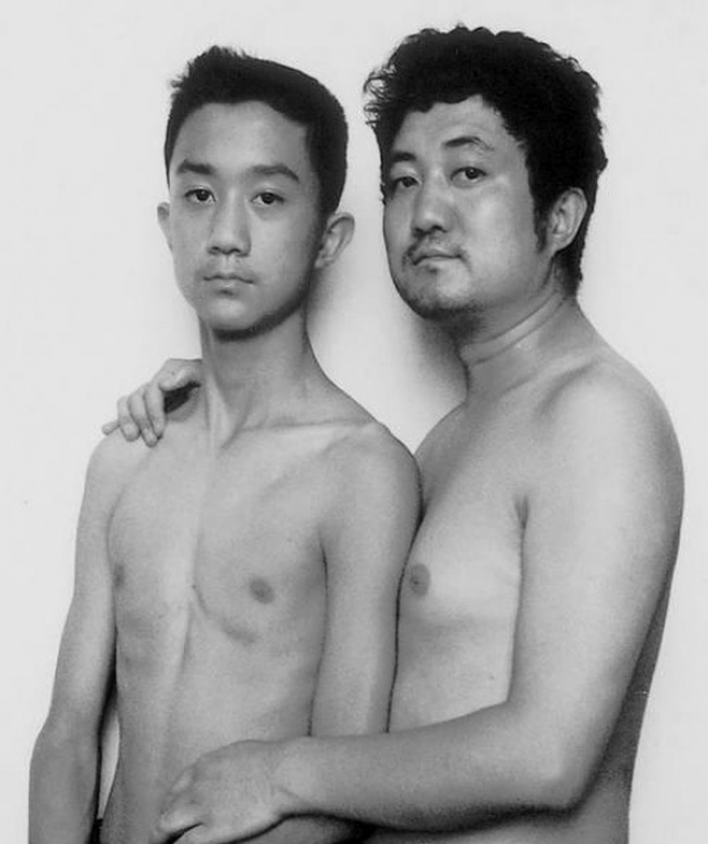 Padre e Figlio Ripetono la Stessa Foto per Quasi 30 Anni: Ecco il Risultato!
