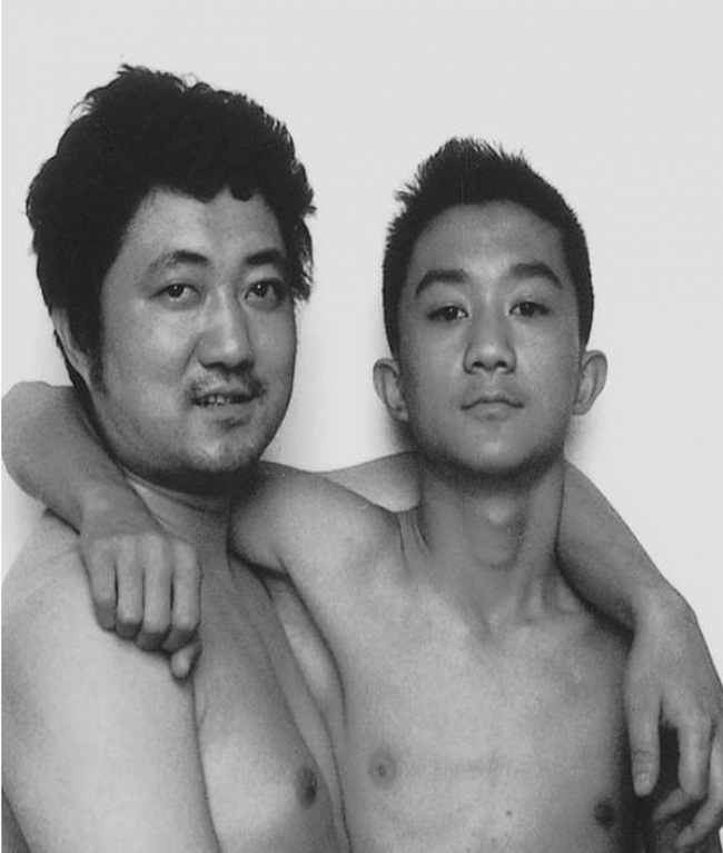 Padre e Figlio Ripetono la Stessa Foto per Quasi 30 Anni: Ecco il Risultato!