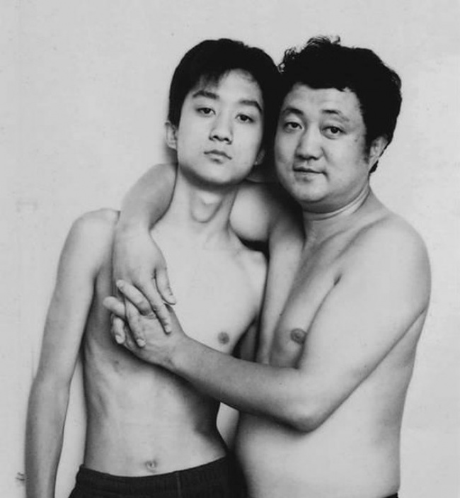 Padre e Figlio Ripetono la Stessa Foto per Quasi 30 Anni: Ecco il Risultato!