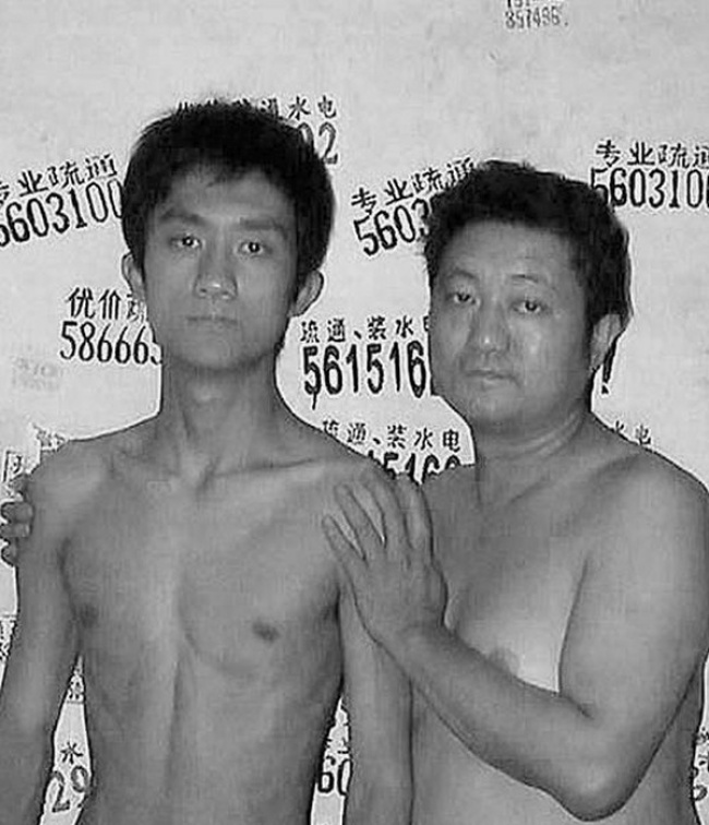 Padre e Figlio Ripetono la Stessa Foto per Quasi 30 Anni: Ecco il Risultato!