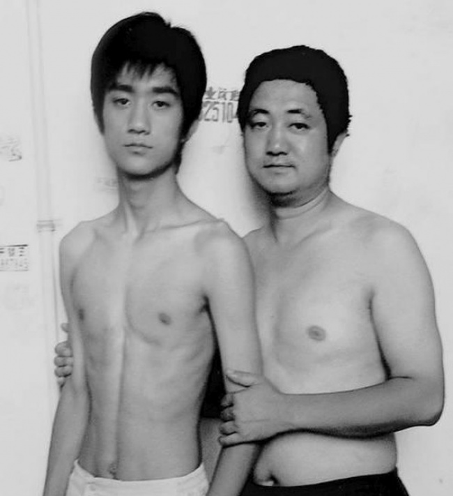 Padre e Figlio Ripetono la Stessa Foto per Quasi 30 Anni: Ecco il Risultato!