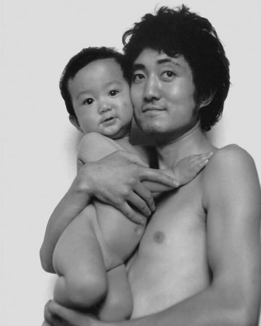 Padre e Figlio Ripetono la Stessa Foto per Quasi 30 Anni: Ecco il Risultato!