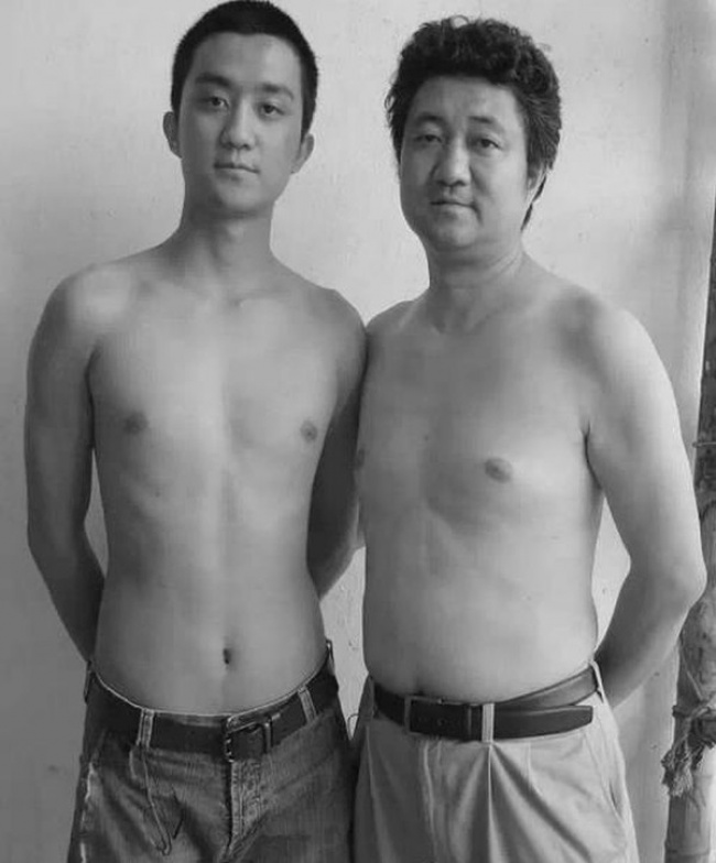 Padre e Figlio Ripetono la Stessa Foto per Quasi 30 Anni: Ecco il Risultato!
