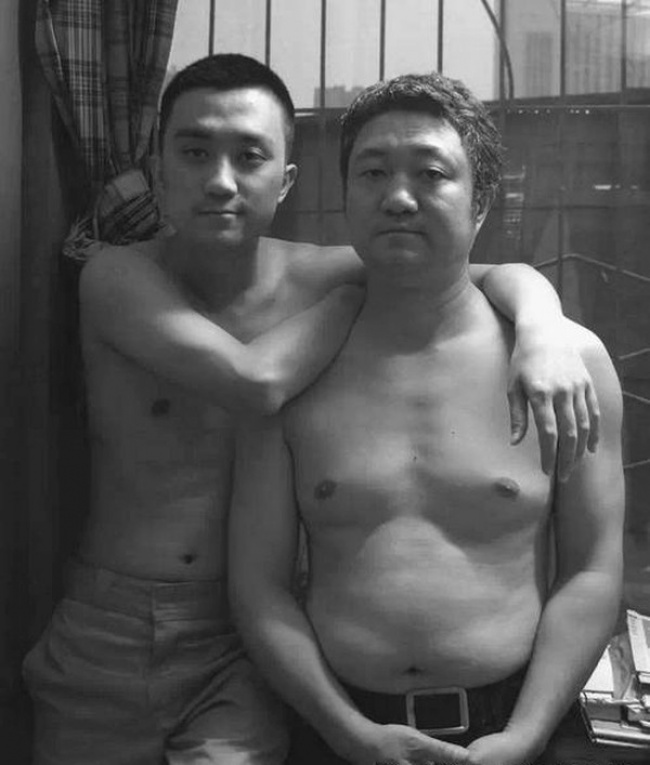 Padre e Figlio Ripetono la Stessa Foto per Quasi 30 Anni: Ecco il Risultato!
