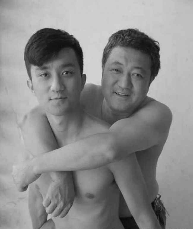 Padre e Figlio Ripetono la Stessa Foto per Quasi 30 Anni: Ecco il Risultato!