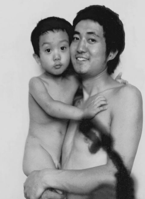 Padre e Figlio Ripetono la Stessa Foto per Quasi 30 Anni: Ecco il Risultato!