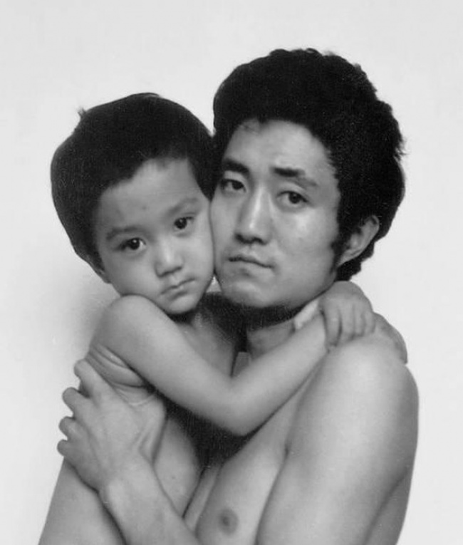 Padre e Figlio Ripetono la Stessa Foto per Quasi 30 Anni: Ecco il Risultato!