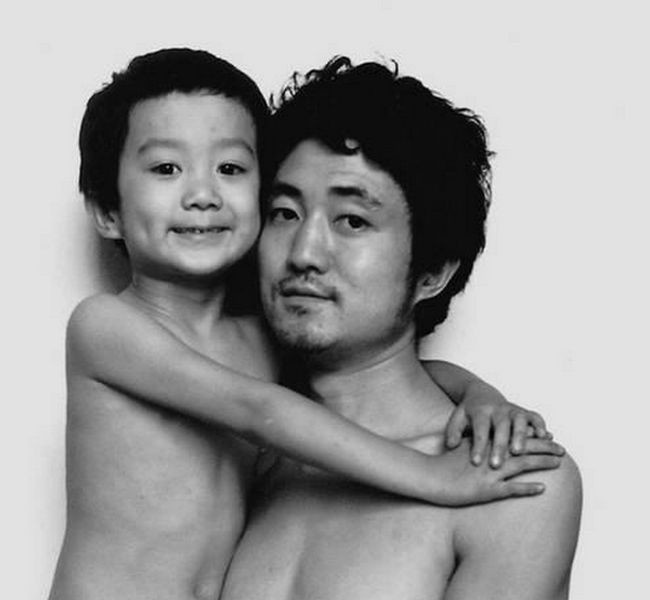 Padre e Figlio Ripetono la Stessa Foto per Quasi 30 Anni: Ecco il Risultato!