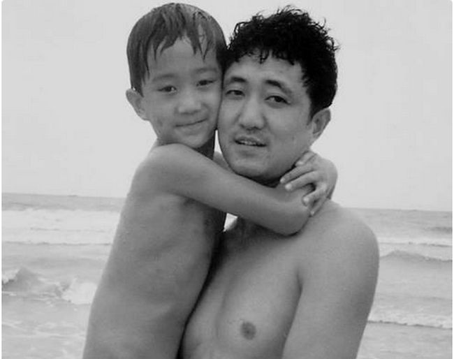 Padre e Figlio Ripetono la Stessa Foto per Quasi 30 Anni: Ecco il Risultato!