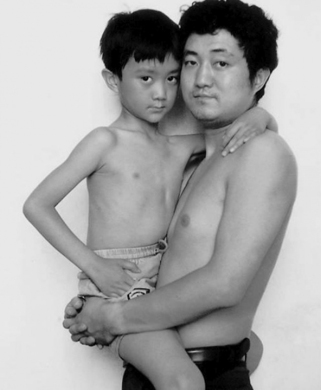 Padre e Figlio Ripetono la Stessa Foto per Quasi 30 Anni: Ecco il Risultato!