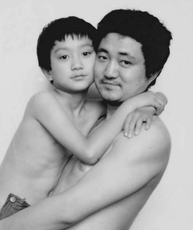 Padre e Figlio Ripetono la Stessa Foto per Quasi 30 Anni: Ecco il Risultato!