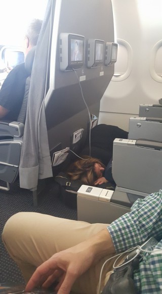 L'Inciviltà dei "Passeggeri Maleducati" in 30 Scatti di una Hostess Esaurita! L'Inciviltà dei "Passeggeri Maleducati" in 30 Scatti di una Hostess Esaurita!