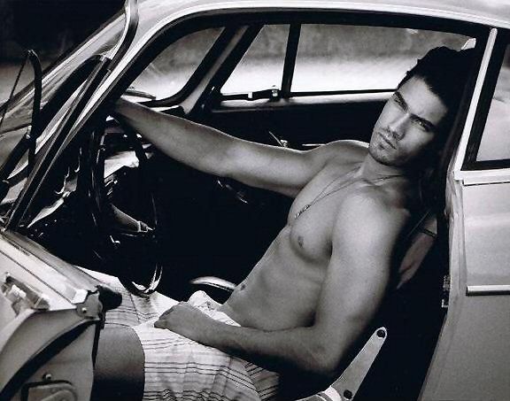 35 Uomini Decisamente Hot al Volante. Chi Farebbe un Giro con Loro?
