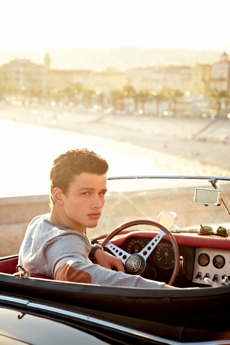 35 Uomini Decisamente Hot al Volante. Chi Farebbe un Giro con Loro?