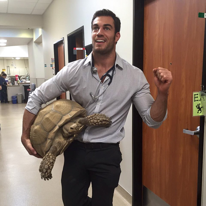 Evan Antin, è Lui il Veterinario Più Sexy del Mondo. Ecco le Foto!