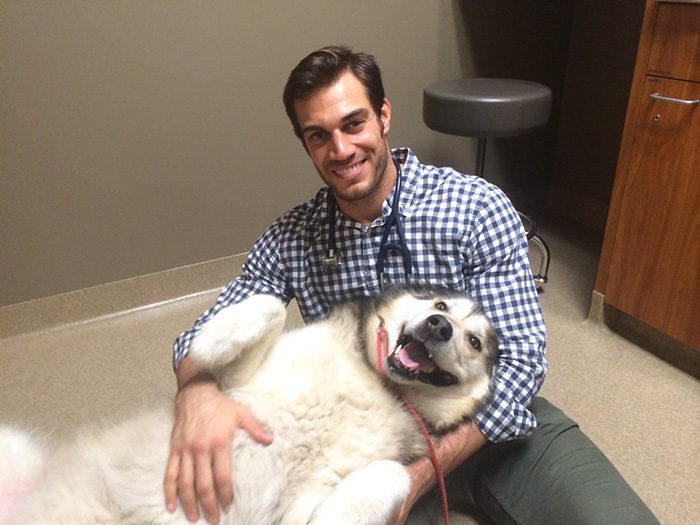 Evan Antin, è Lui il Veterinario Più Sexy del Mondo. Ecco le Foto!