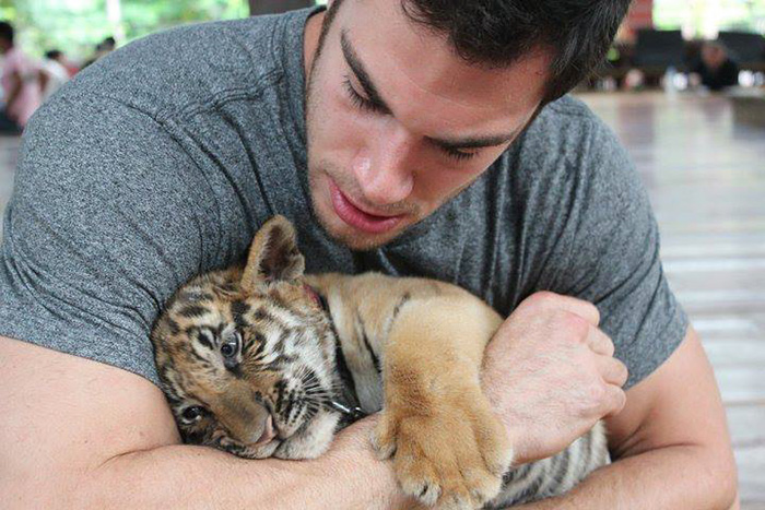 Evan Antin, è Lui il Veterinario Più Sexy del Mondo. Ecco le Foto!