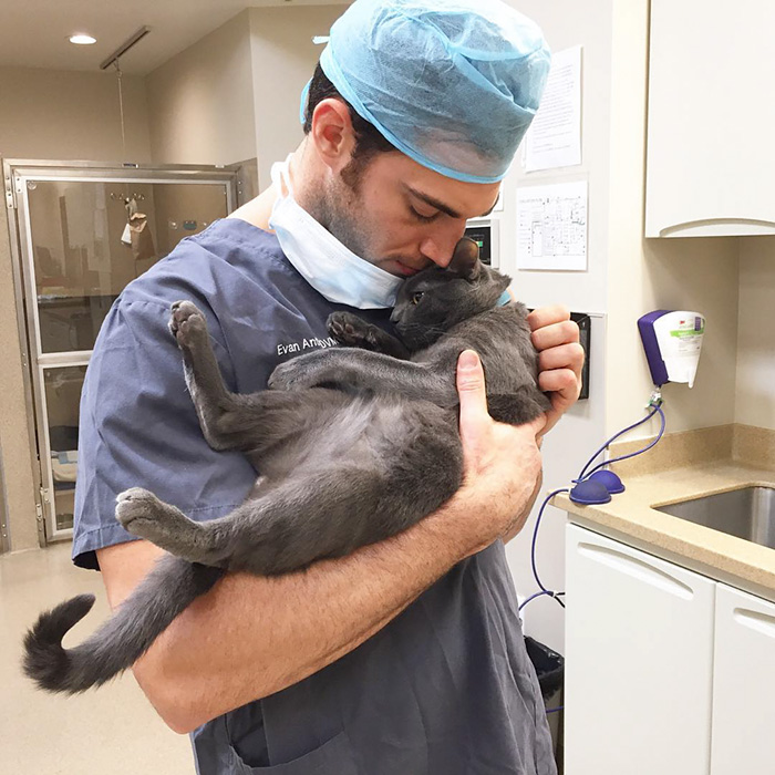 Evan Antin, è Lui il Veterinario Più Sexy del Mondo. Ecco le Foto!