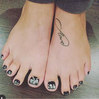 30 Idee per un Tatuaggio ai Piedi Sensuale di cui Non Pentirsi Mai!