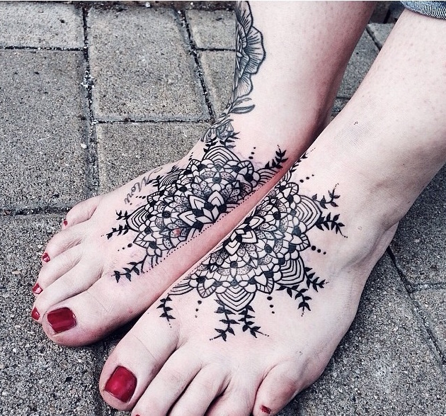 30 Idee per un Tatuaggio ai Piedi Sensuale di cui Non Pentirsi Mai!