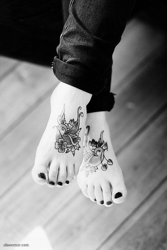 30 Idee per un Tatuaggio ai Piedi Sensuale di cui Non Pentirsi Mai!