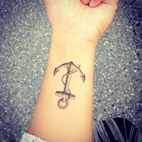 Cerchi un'Idea per un Tatuaggio sul Polso? Lasciati Ispirare da Queste 35 Foto!