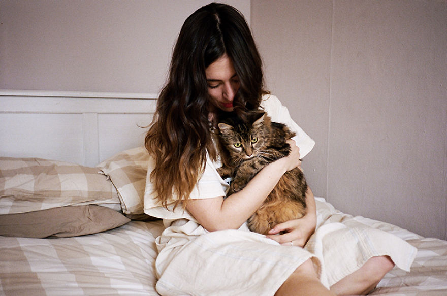 Amici per Sempre: 25 Foto che Raccontano il Legame di Queste Ragazze con i Loro Gatti