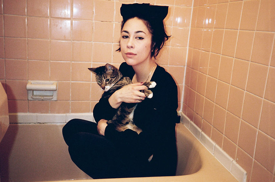 Amici per Sempre: 25 Foto che Raccontano il Legame di Queste Ragazze con i Loro Gatti