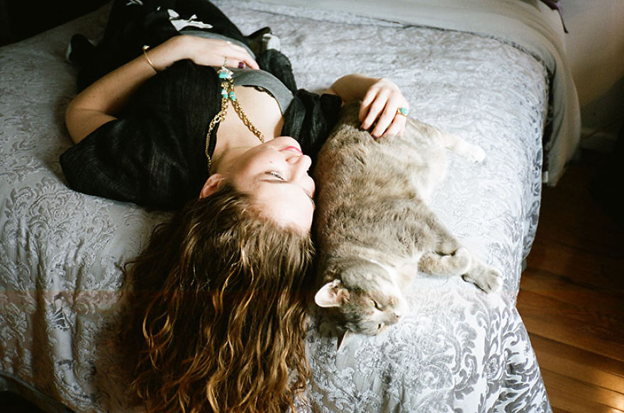Amici per Sempre: 25 Foto che Raccontano il Legame di Queste Ragazze con i Loro Gatti