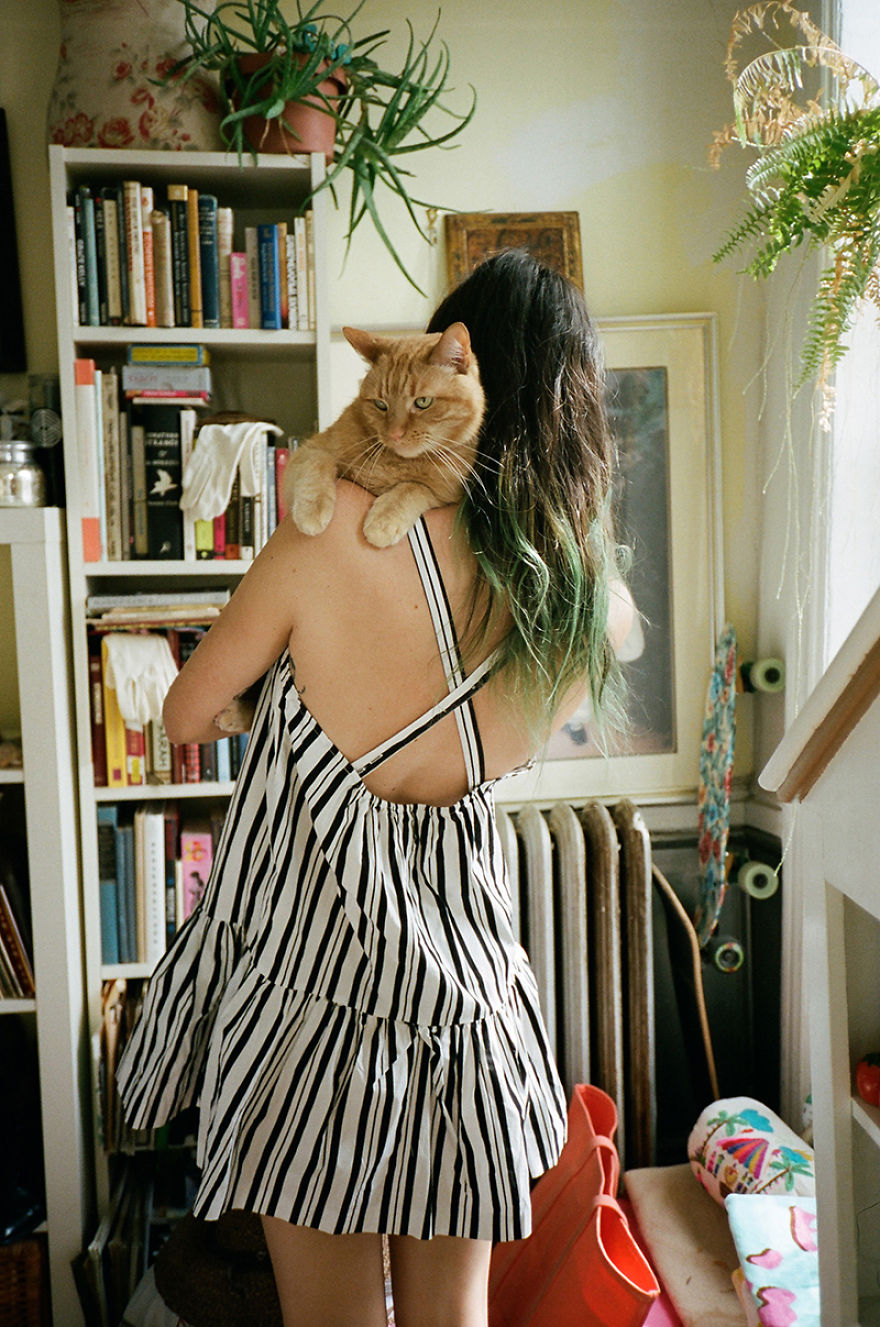 Amici per Sempre: 25 Foto che Raccontano il Legame di Queste Ragazze con i Loro Gatti