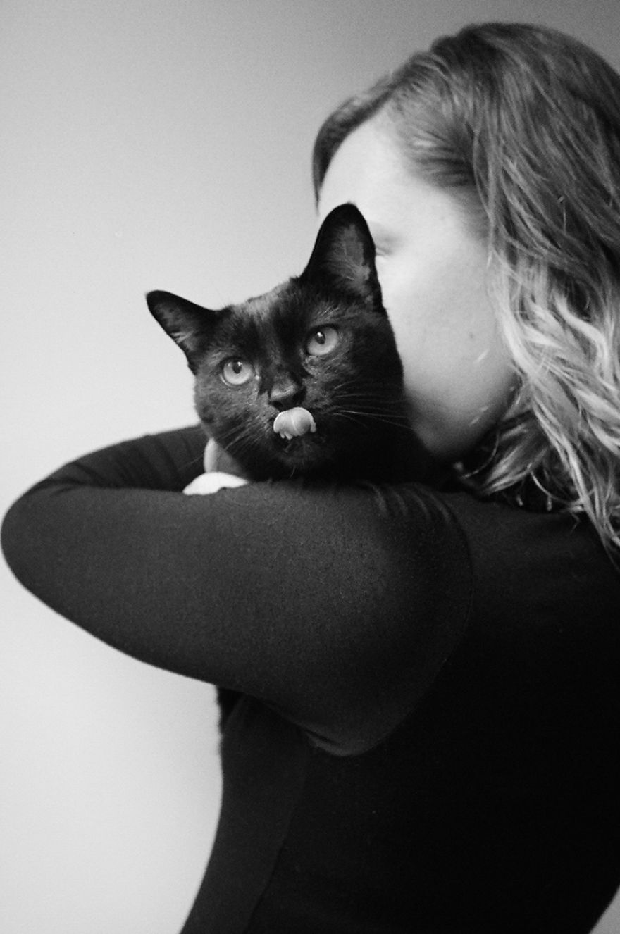 Amici per Sempre: 25 Foto che Raccontano il Legame di Queste Ragazze con i Loro Gatti