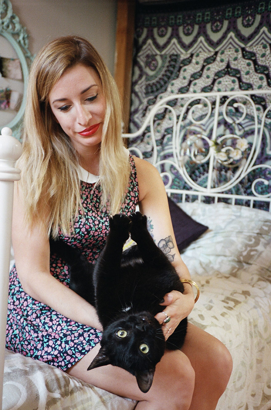 Amici per Sempre: 25 Foto che Raccontano il Legame di Queste Ragazze con i Loro Gatti
