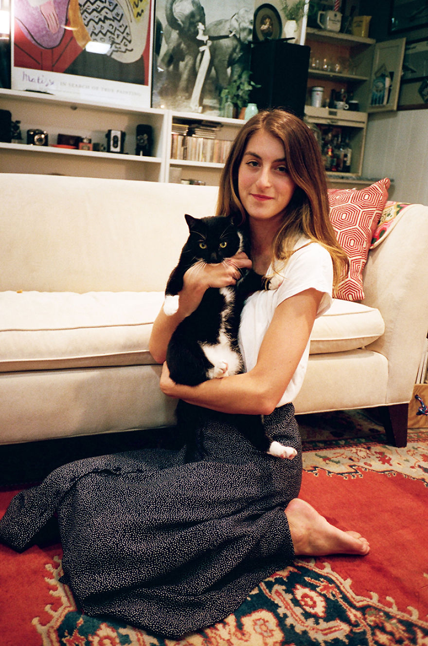 Amici per Sempre: 25 Foto che Raccontano il Legame di Queste Ragazze con i Loro Gatti